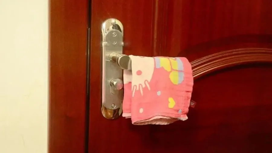 Bạn có thể vắt khăn trực tiếp lên tay nắm cửa.