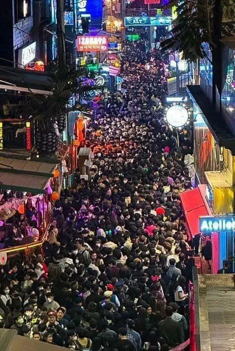 Dòng người đông đến mức nghẹt thở tại Itaewon (Nguồn: internet)