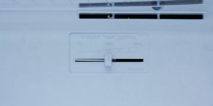 Nút điều chỉnh quạt gió trong tủ lạnh.