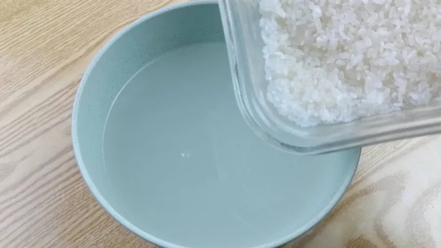 Sau khi vo gạo, bạn đừng đổ phần nước vo gạo đi mà hãy giữ lại.