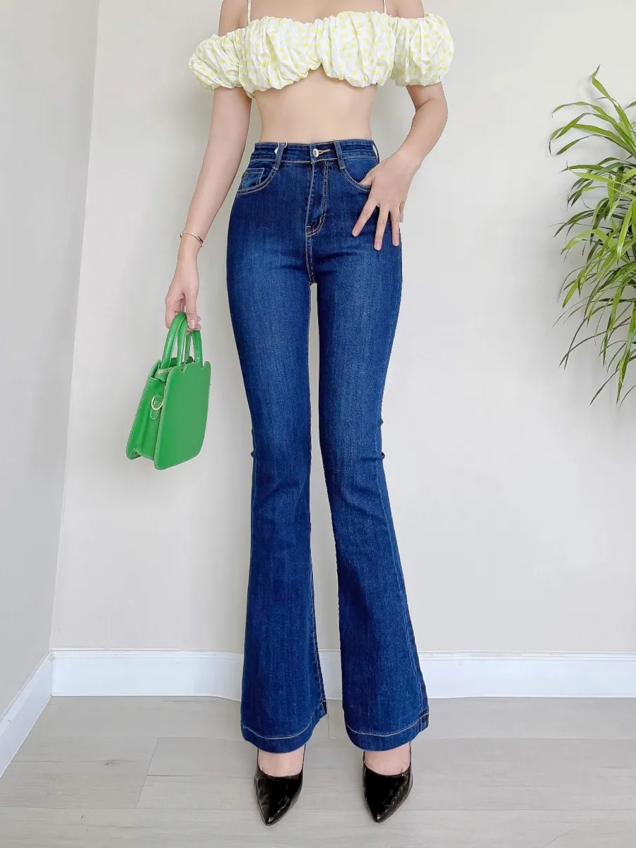 Quần jeans ống rộng sẽ làm cho diện mạo tổng thể trở nên bắt mắt hơn