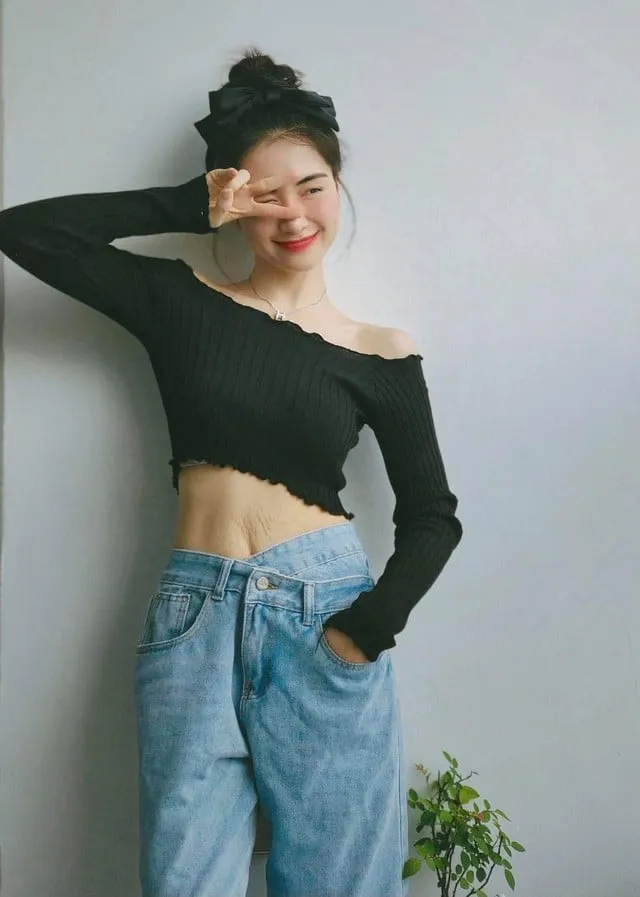 Diện quần jeans ống rộng, Hoà Minzy diện áo croptop, tạo nên hiệu ứng 