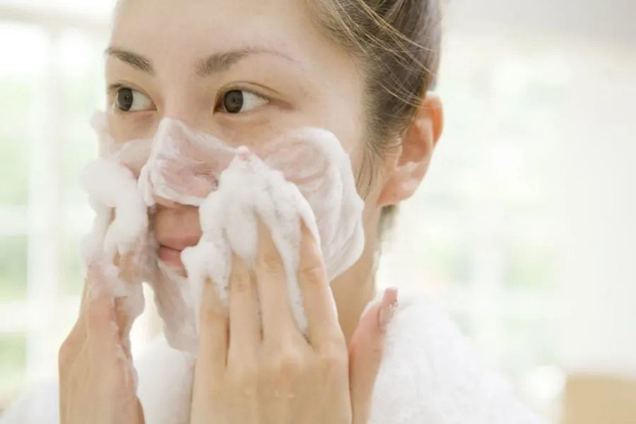  Sau một ngày dài làm việc, hãy chú ý tẩy trang, rửa mặt để da sạch từ sâu bên trong.