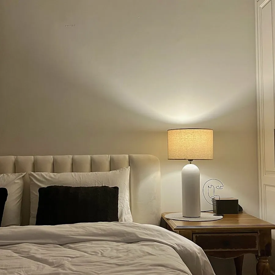 Một chiếc đèn ngủ sẽ giúp bạn cảm thấy dễ chịu và có cảm giác yên tâm hơn khi ngủ. 
