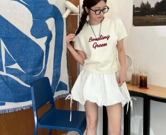 Sự phối hợp ăn ý giữa áo dệt kim cộc tay in chữ với chân váy 