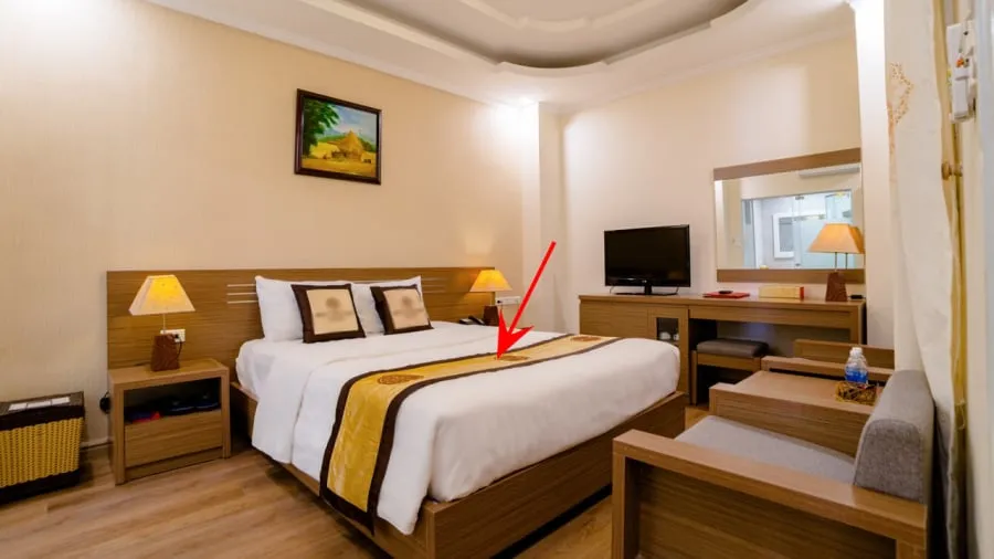Tấm vải có màu sắc khác biệt được trải ở cuối giường khách sạn được gọi là bed-runner.
