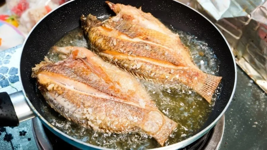 Không phải ai cũng biết cách rán cá sao cho cá giữ được màu vàng giòn, không bị vỡ nát và không bắn dầu trong quá trình rán. 