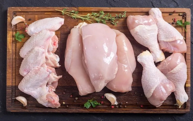 Thịt gà được bảo quản tốt trong tủ lạnh thường giữ được độ săn chắc, màu trắng và cảm giác mềm mại
