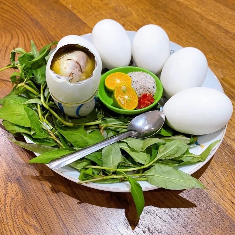 Bạn nên chọn trứng vịt lộn non vì trứng non sẽ mềm ngon và giàu dinh dưỡng. 