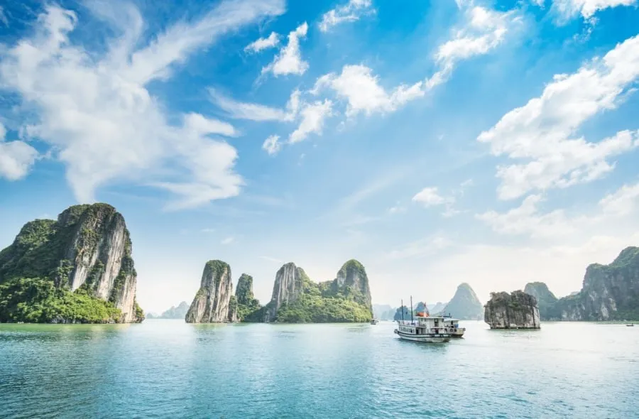 Vịnh Hạ Long là điểm đến không thể bỏ qua cho bất kỳ du khách nào đến Việt Nam