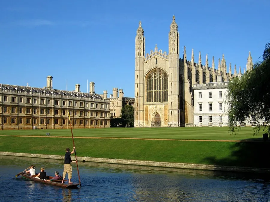 Hai đại học ở Anh trong top 5 là Cambridge và Oxford, có mức học phí lần lượt là 35.000 và 31.000 USD.