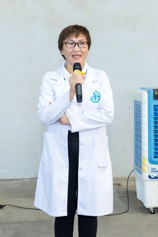 PGS.TS. BS. Huỳnh Kim Phượng - Giám đốc Phòng khám SIHG phát biểu tại buổi khám và phát thuốc sáng 21/4 vừa qua