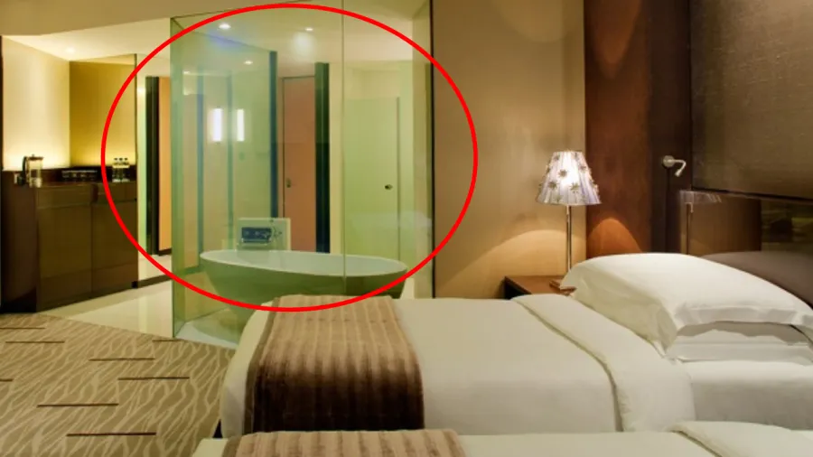 Phòng tắm khách sạn được làm bằng kính trong suốt.