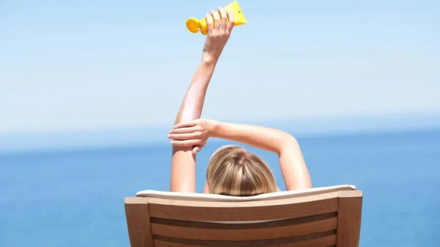 Để tránh gây tổn hại cho làn da do tia UV gây ra, cần có biện pháp chống nắng thích hợp.