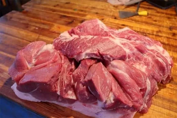 Thịt lợn là một trong những nguyên liệu không thể thiếu trong việc nấu ăn tại nhà. 