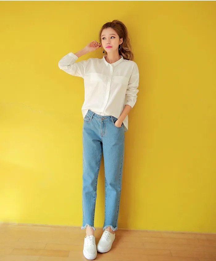 Sự kết hợp giữa áo sơ mi trắng và quần jeans xanh đơn giản nhưng vẫn đủ sức giúp người mặc có được vẻ ngoài nổi bật.