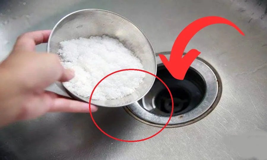 Muối có khả năng hòa tan các chất bám trong cống, đặc biệt là dầu mỡ.