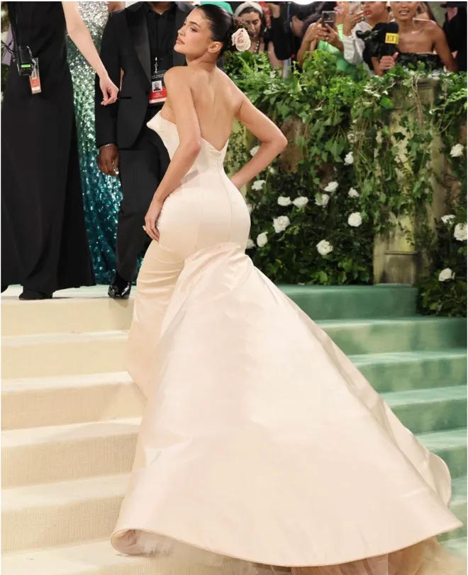 Kylie Jenner không ngừng làm người hâm mộ của cô thất vọng về những lựa chọn của mình. Kylie Jenner diện thiết kế váy màu kem với motif 