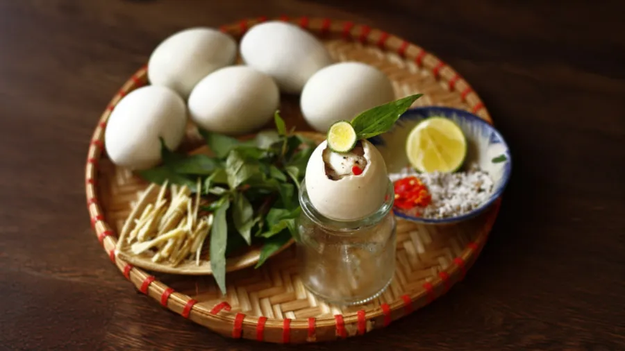 Trứng vịt lộn luộc thường được ăn kèm với gừng và rau răm.