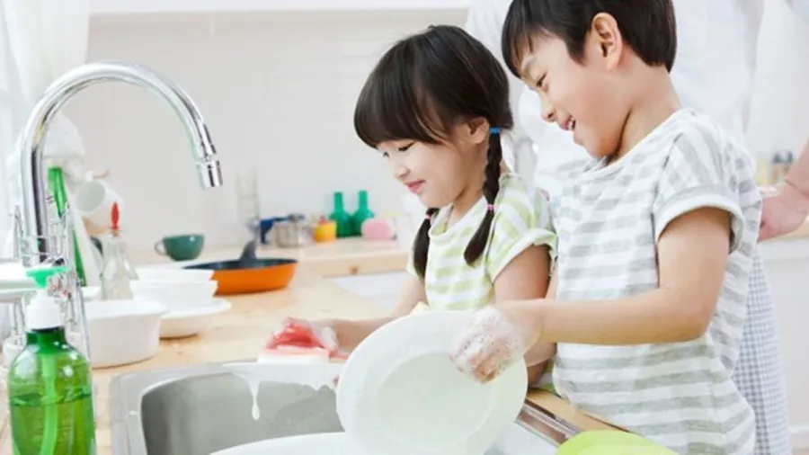 Tập cho trẻ có thói quen làm việc nhà. (Ảnh minh họa)