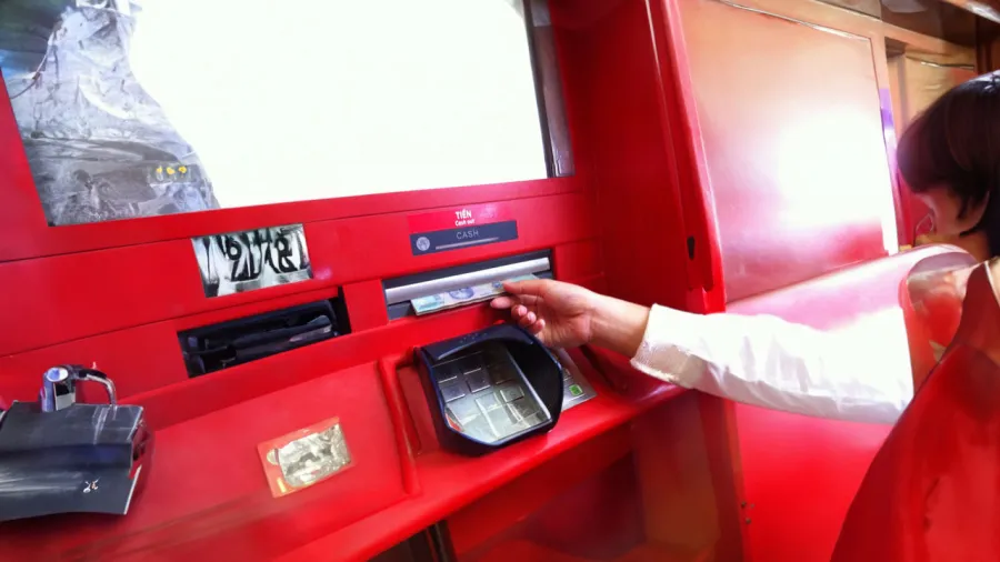 Ra cây ATM rút tiền rất cần chú ý để đảm bảo an toàn