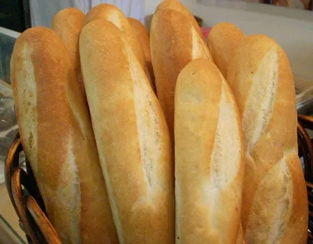 Bánh mì trắng là một loại thực phẩm chế biến sẵn khác mà các chuyên gia cho rằng tốt hơn hết bạn nên cắt bỏ