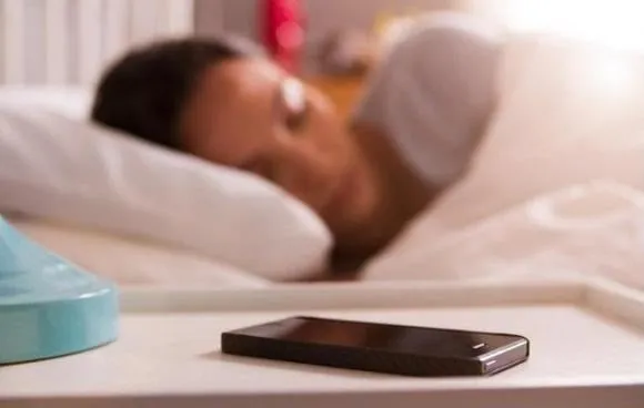Không nên để bất kỳ thiết bị điện tử nào gần giường.