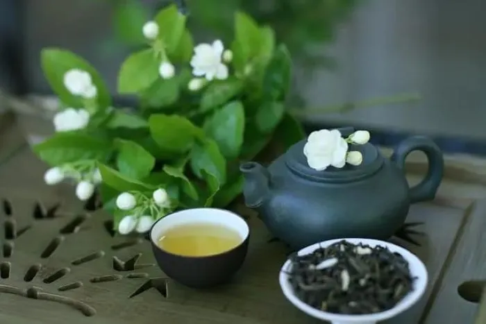 Nhờ mùi hương mê người, lâu nay người ta dùng hoa nhài để ướp trà