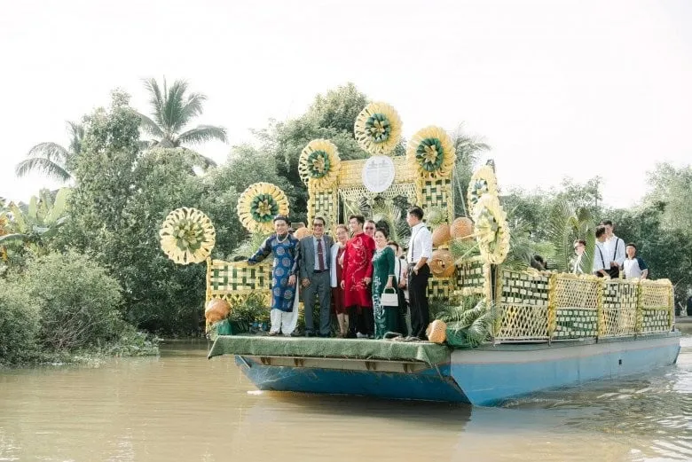 Gin Tuấn Kiệt và nhà trai di chuyển bằng chẹt, được trang trí bằng lá dừa nước hết sức độc đáo.