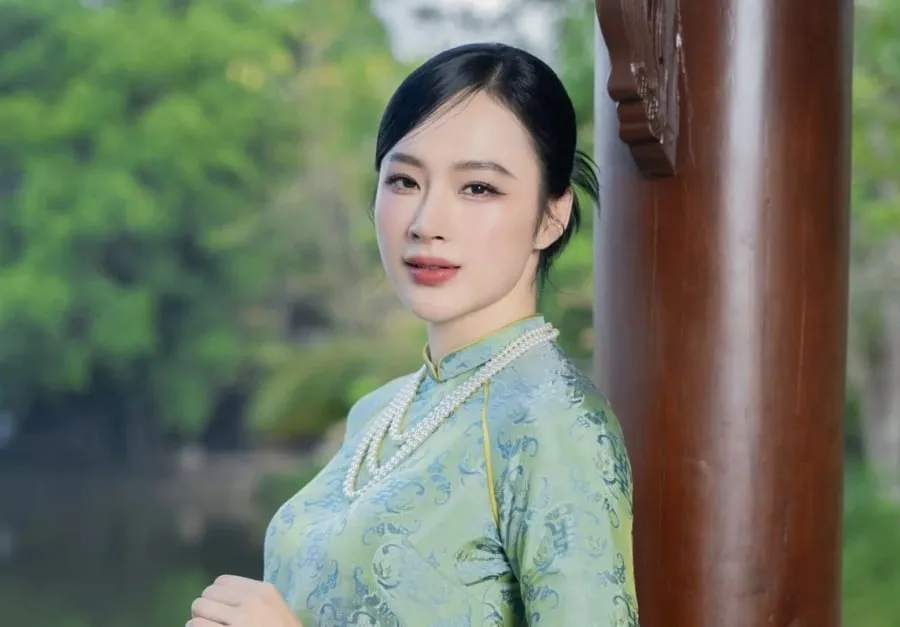 Angela Phương Trinh khi ấy mới 15 tuổi đã phải tạm dừng việc học để lao vào kiếm tiền. 