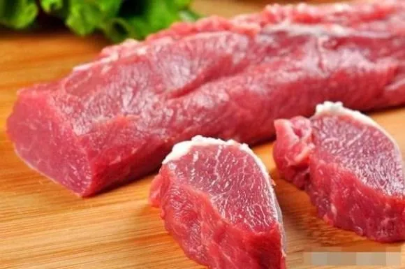Thịt nạc vai là phần thịt ngon và hiếm, phụ thuộc vào may mắn mới mua được. 