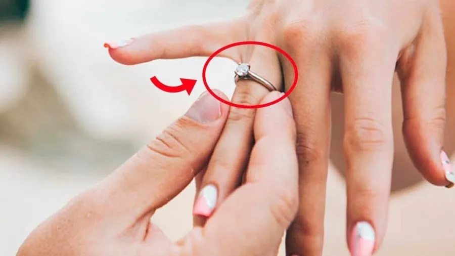 Ở phương Tây, có một niềm tin lãng mạn về việc đeo nhẫn cưới ở ngón áp út của bàn tay trái