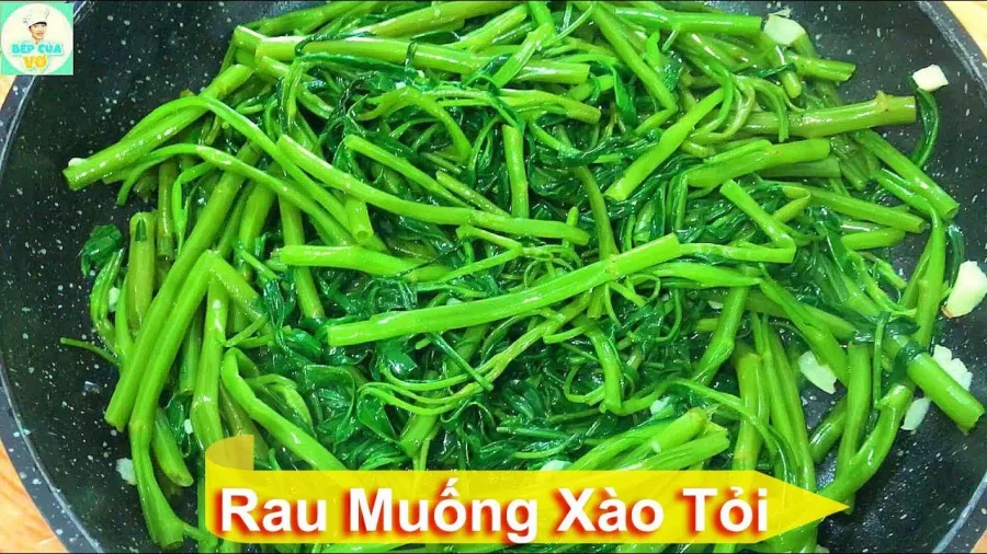 Có nhiều cách để tạo ra được đĩa rau muống xào thơm ngon, giòn, xanh mướt