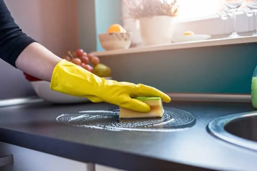 Bạn có thể làm sạch vết bẩn dầu mỡ bám trên bếp bằng cách trộn muối với kem đánh răng.