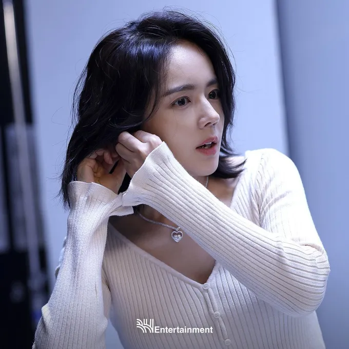 Han Ga In thậm chí không cần nhuộm màu cho mái tóc, diện mạo của cô vẫn rất nổi bật, cuốn hút.