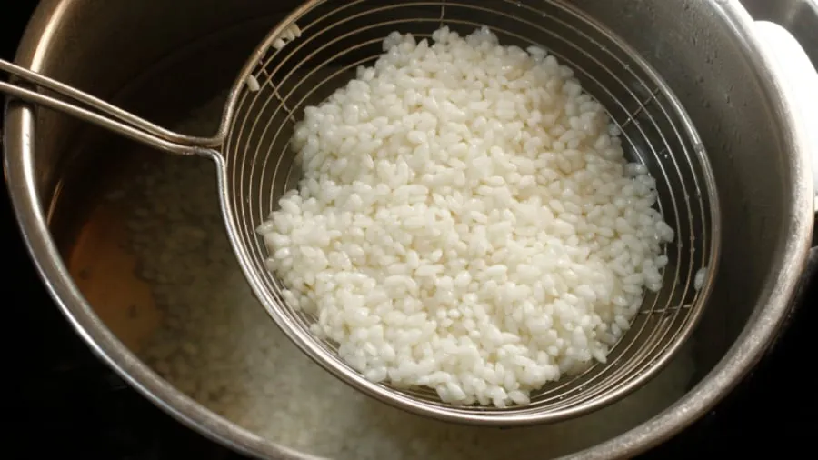 Đun sôi nồi nước, sau đó cho gạo nếp vào và đảo đều trong khoảng 30-40 giây, tùy theo loại gạo nếp cũ hay mới