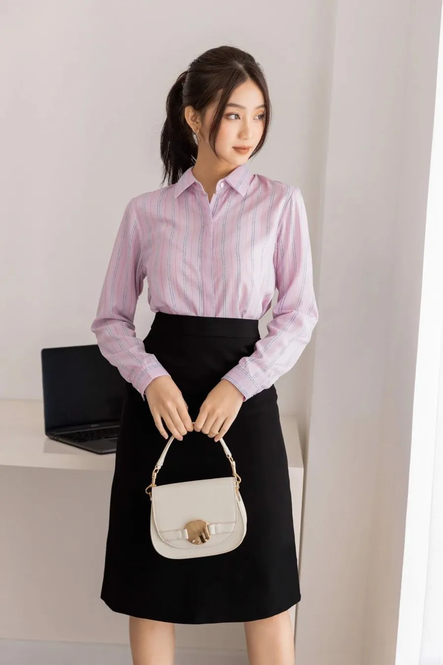 Phối chân váy chữ A bút chì cùng áo sơ mi, áo blouse với áo blazer là cách diện cơ bản dành cho các cô nàng công sở. 