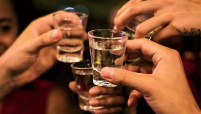 Việc uống rượu khiến cơ thể tiếp xúc với các độc tố có hại, không tốt cho sức khỏe