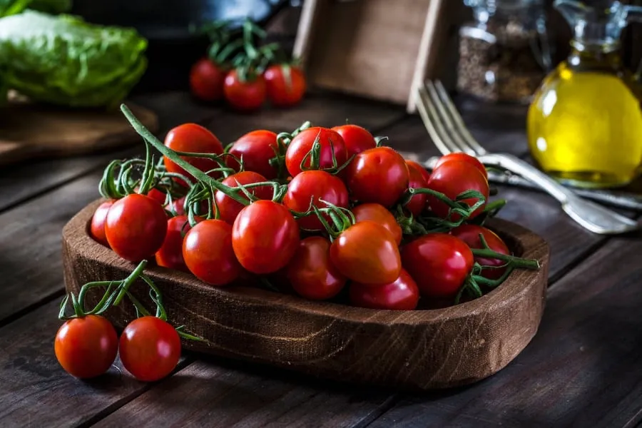Chúng ta nên áp dụng một số cách bảo quản cà chua hợp lý để tránh lãng phí thực phẩm.