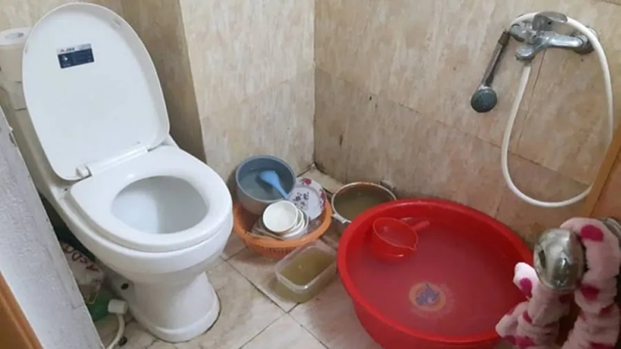 Nếu để nhà vệ sinh bẩn thỉu, ẩm ướt sẽ hấp thụ nhiều khí xấu, khiến may mắn và tài lộc bỏ rơi gia chủ.