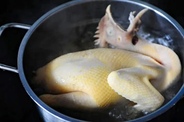 Nếu muốn thịt gà giữ được độ ngọt tự nhiên, bạn nên cho gà vào luộc từ nước ấm nóng (khoảng 60 độ C)