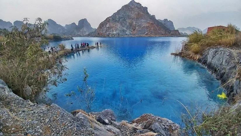Hồ nước xanh kỳ ảo tại Hải Phòng, nổi tiếng từ năm 2017, thực chất là một hồ nhân tạo thuộc khu vực Núi Trại Sơn