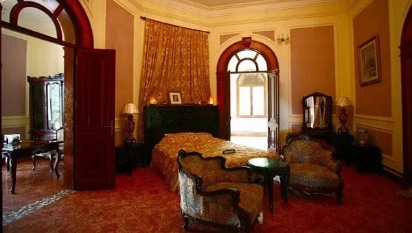 Tầng 1 còn bao gồm phòng ngủ và phòng làm việc của nhà vua, cùng với phòng riêng của hoàng hậu