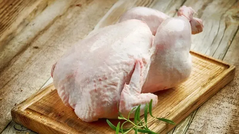  Kích thước lý tưởng cho một con gà luộc ngon là khoảng 1,5 - 2kg. Tươi và ngon