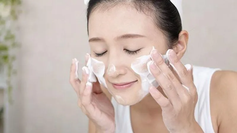 Để làn da bớt dầu hãy làm sạch da, tẩy tế bào chết và dưỡng ẩm đúng cách. (Ảnh minh họa)
