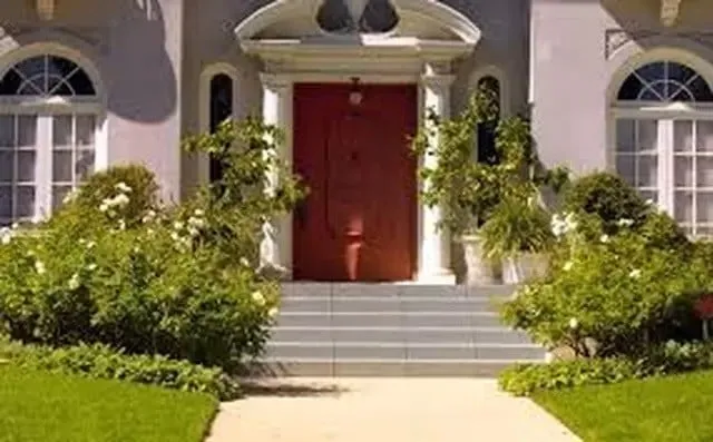Nhà có cổng chính hoặc cửa chính kiên cố