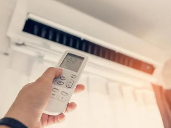 Khi nhiệt độ bên ngoài là 40 độ C, nên thiết lập máy điều hòa ở 30 độ C để đảm bảo mát mẻ và tiết kiệm điện