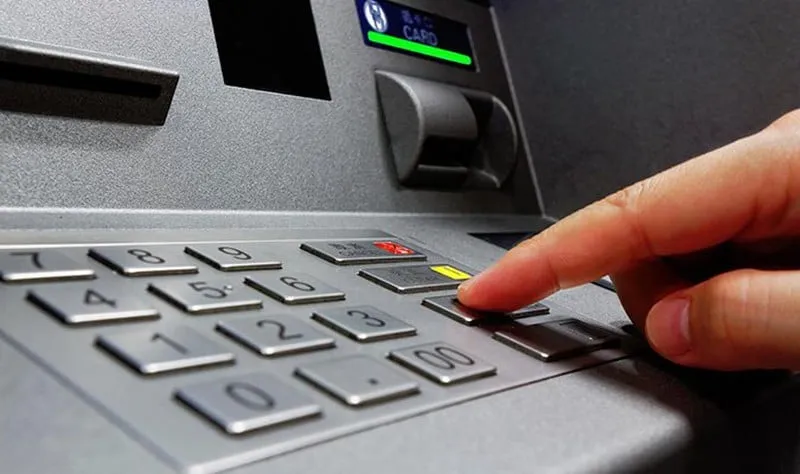 Ấn nút này lấy lại thẻ ATM dễ dàng