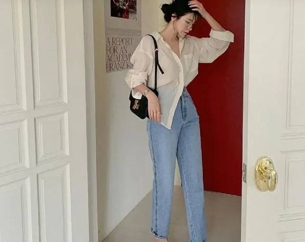 Áo sơ mi trắng và quần jeans ống đứng là cặp bài trùng hoàn hảo.