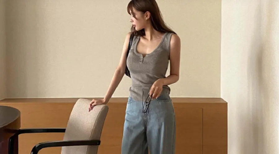 Công thức áo tank top xám kết hợp với quần jeans ống suông đơn giản nhưng vẫn sành điệu.